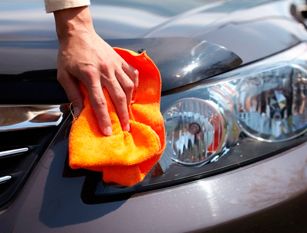 Persona limpiando carro